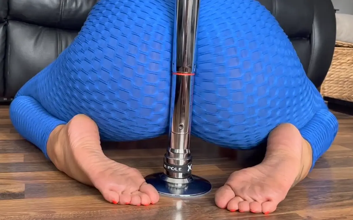 Feetwonders smothering strip pole in between her stinky booty