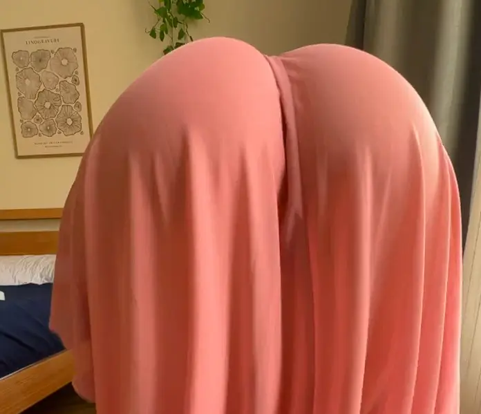 cutefruit18 showing her ass